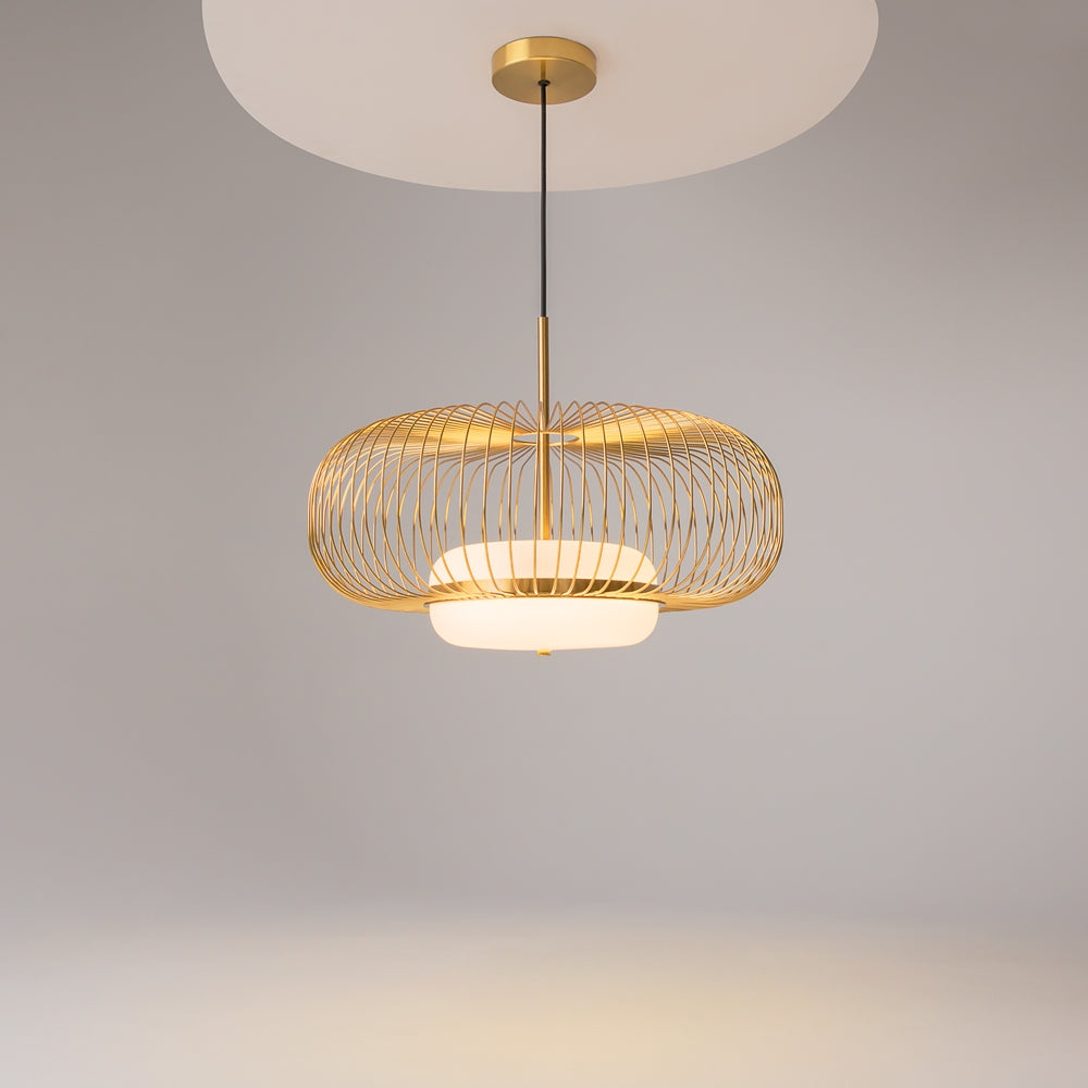 Schwebende goldene Pendelleuchte