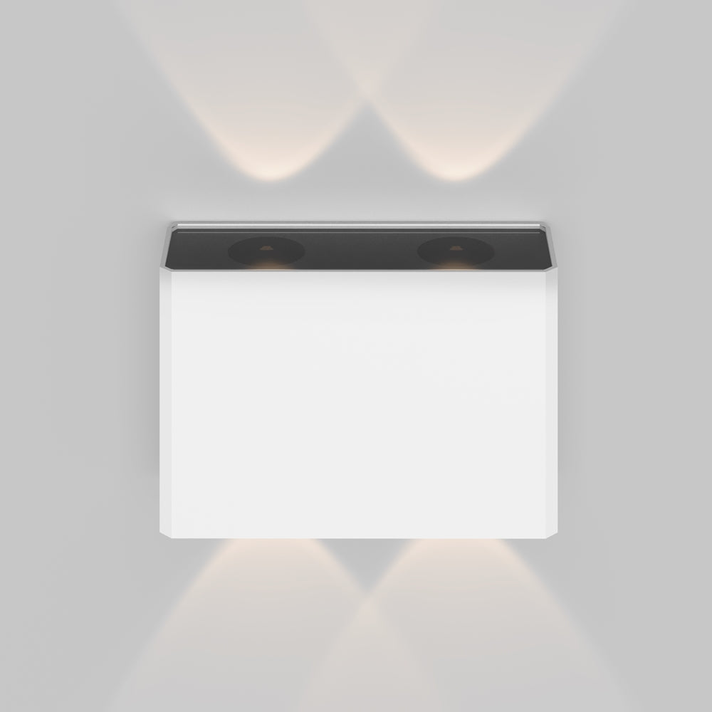 Vue frontale du luminaire blanc fixé au mur, deux faisceaux lumineux
