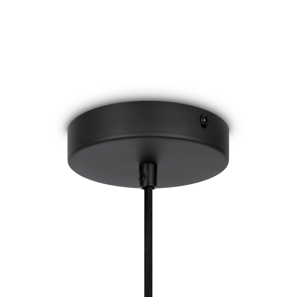 Détail de la rosace ronde noire fixée au plafond et du câble.