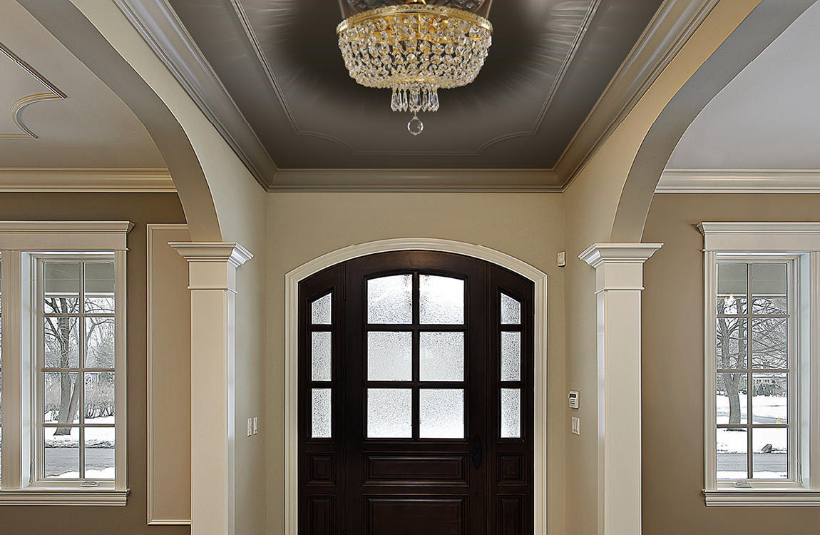 Mise en ambiance du luminaire fixé au plafond d'un hall d'entrée avec porte vitrée.