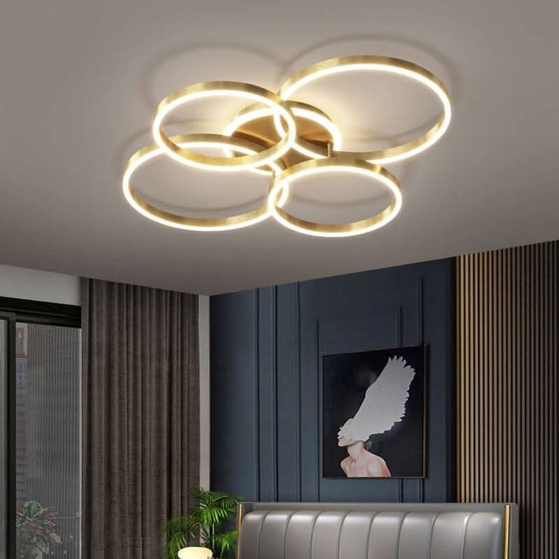 Mise en ambiance dans une chambre bleu nuit, luminaire doré allumé