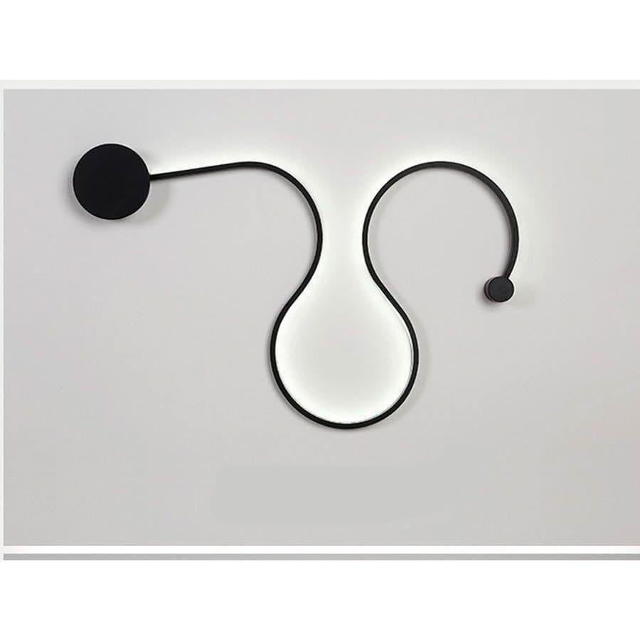 Vue de face du ruban LED noir serpentant sur un fond gris clair