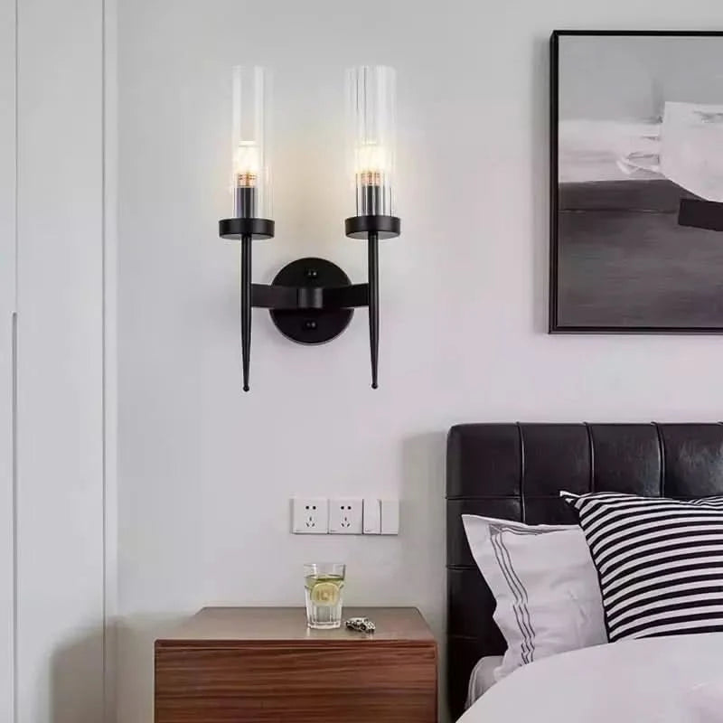 Vue en situation dans une chambre, au-dessus d'un chevet en bois près du lit.