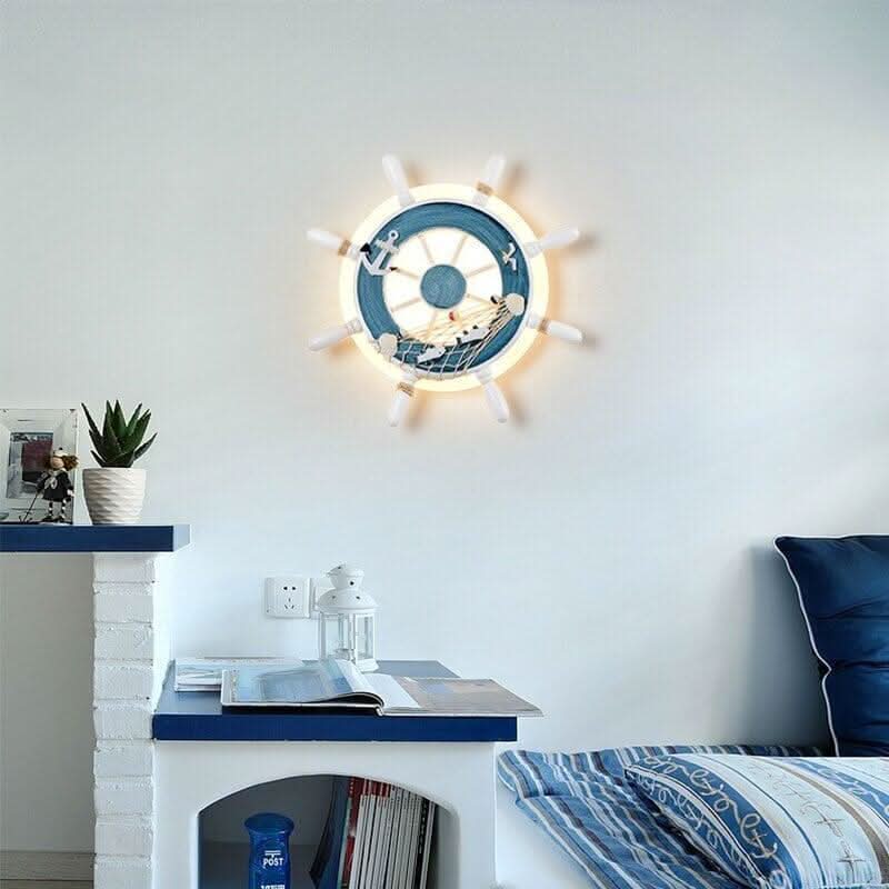 Mise en situation dans une chambre, applique murale gouvernail allumée au-dessus du chevet.