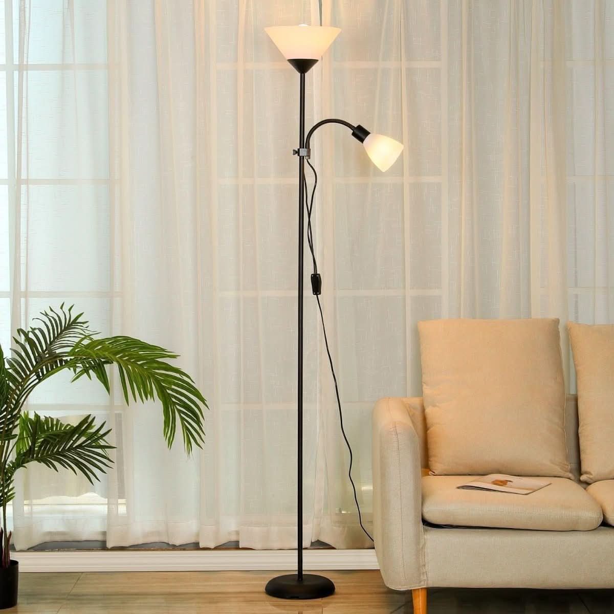 Vue de face du lampadaire noir devant des rideaux blancs, abat-jour diffusant une lumière chaude