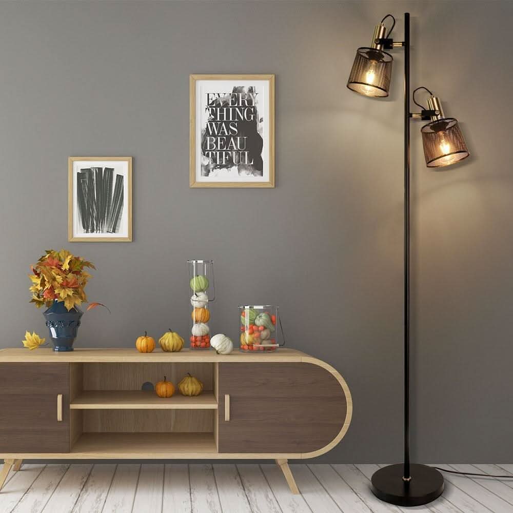 Lampadaire noir et laiton devant un buffet en bois et deux cadres muraux