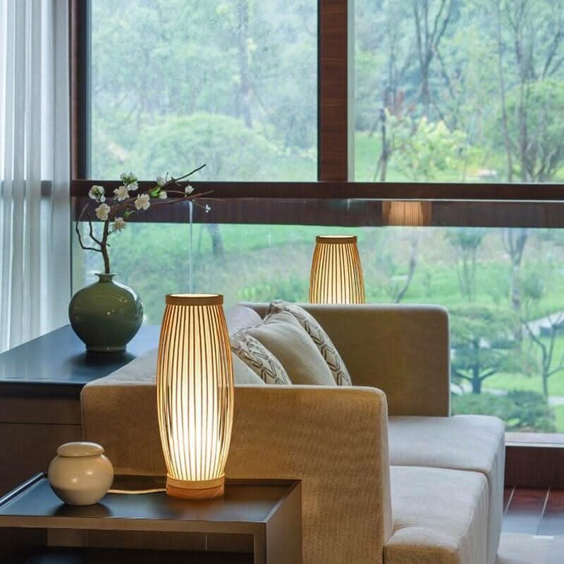 Mise en ambiance d'une lampe allumée sur une table d'appoint