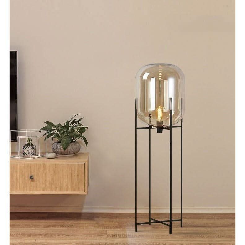 Mise en ambiance salon, lampe près d'un meuble, sol en bois.