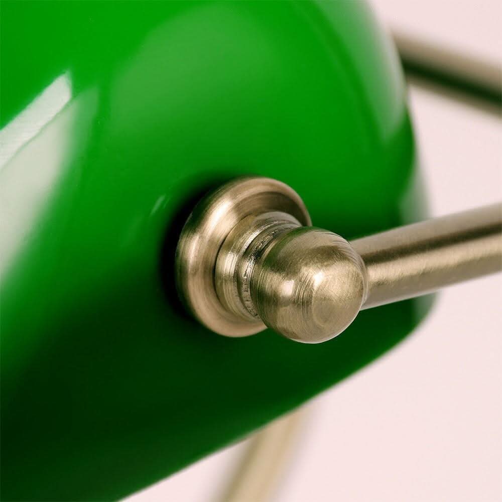 Gros plan sur la fixation en laiton brossé de l'abat-jour vert brillant