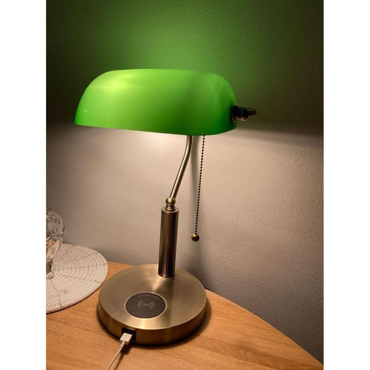 Lampe allumée sur une table en bois contre un mur, ambiance du soir