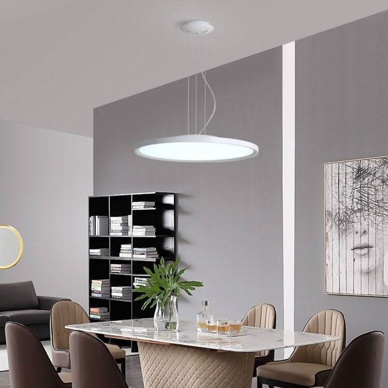 Suspension annulaire blanche installée dans un intérieur gris contemporain
