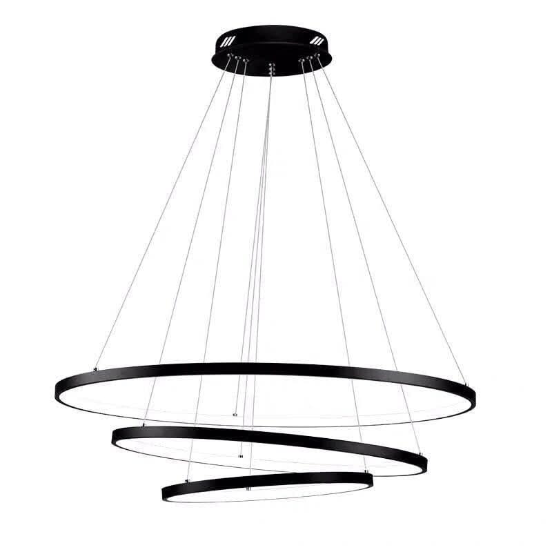 Vue de profil du luminaire noir suspendu par câbles, trois cercles étagés