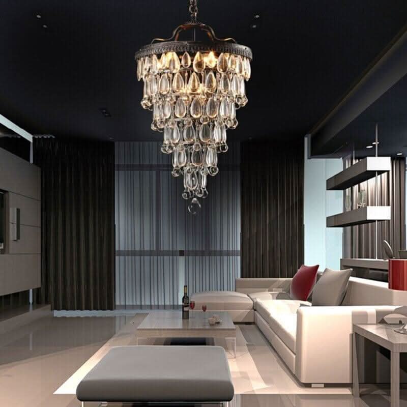 Lustre suspendu dans un séjour moderne aux murs sombres et canapé blanc