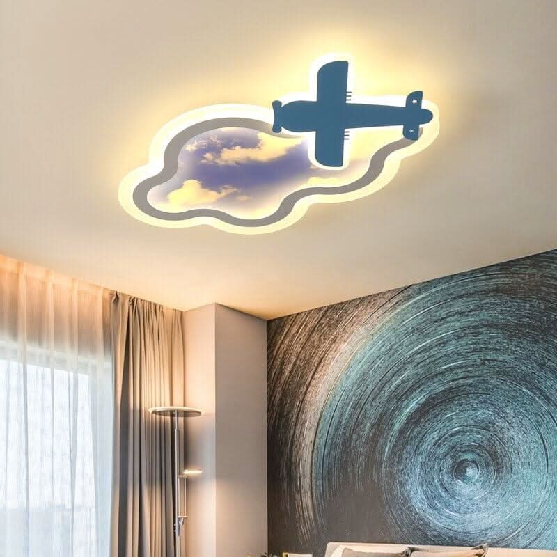 Plafonnier décoratif nuage avec avion, éclairé dans une chambre à rideaux.