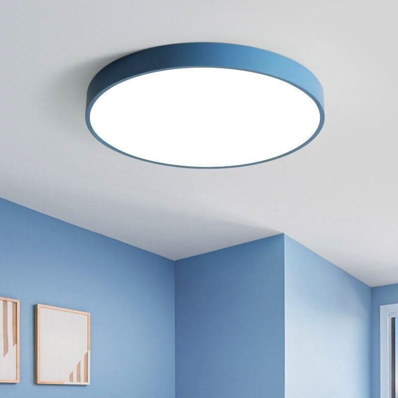 Plafonnier bleu foncé fixé au plafond devant un mur bleu clair