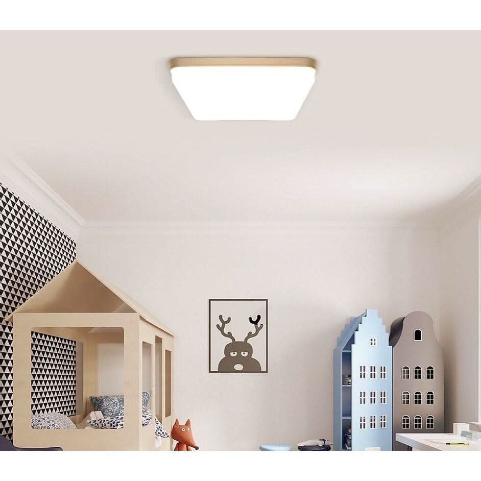 Luminaire carré à bord bois clair fixé au plafond d'une chambre d'enfant