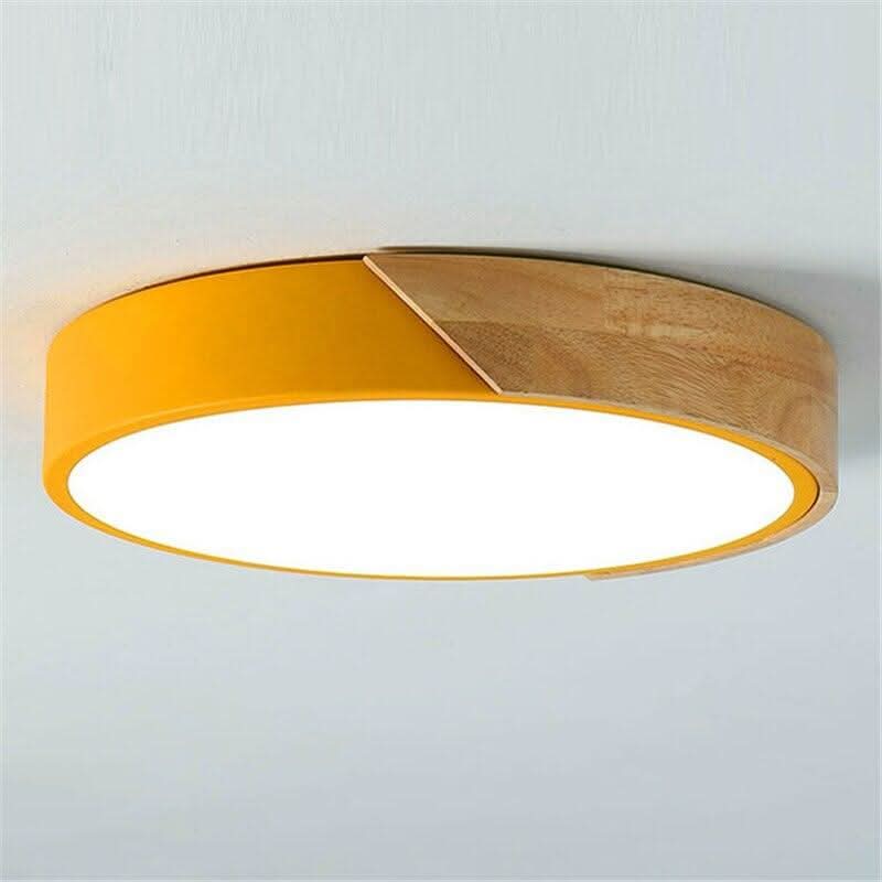 Plafonnier jaune moutarde et bois, lumière allumée, vue de trois quarts sous plafond