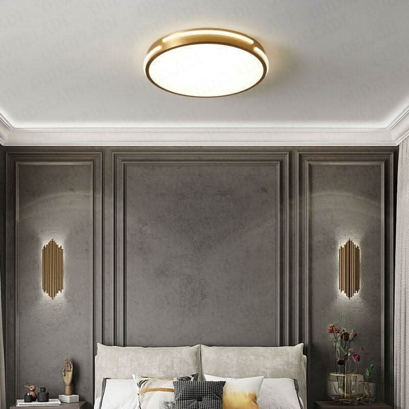 Vue de face du luminaire fixé au plafond devant un mur lambrisé.