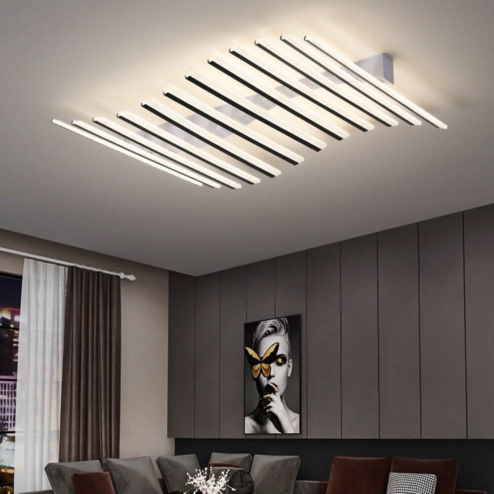 Plafonnier LED noir fixe au plafond d'un salon moderne, barres lumineuses allumees