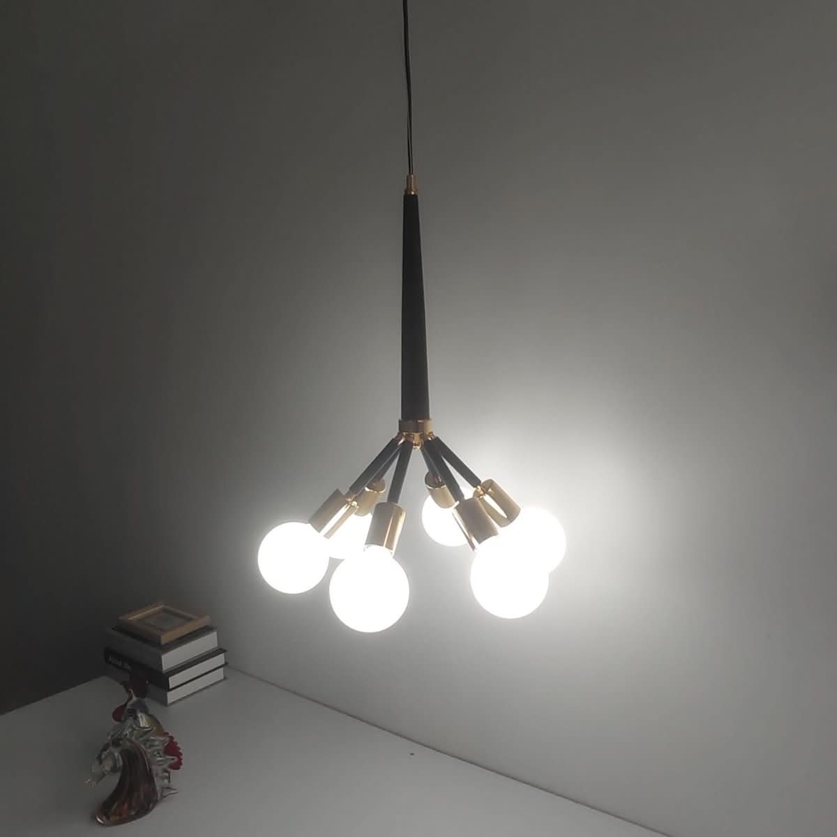 Mise en ambiance nocturne, suspension allumée éclairant un coin sombre