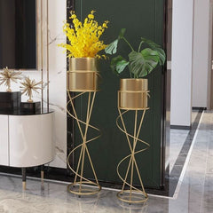 Vase auf schmiedeeisernem Fuß | Design-Expressivität